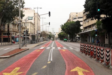 הרצי שפירא, דרך העצמאות ריקה מאדם מזמן מגפת הקורונה, 2020 (צילום: מוזיאוני חיפה)