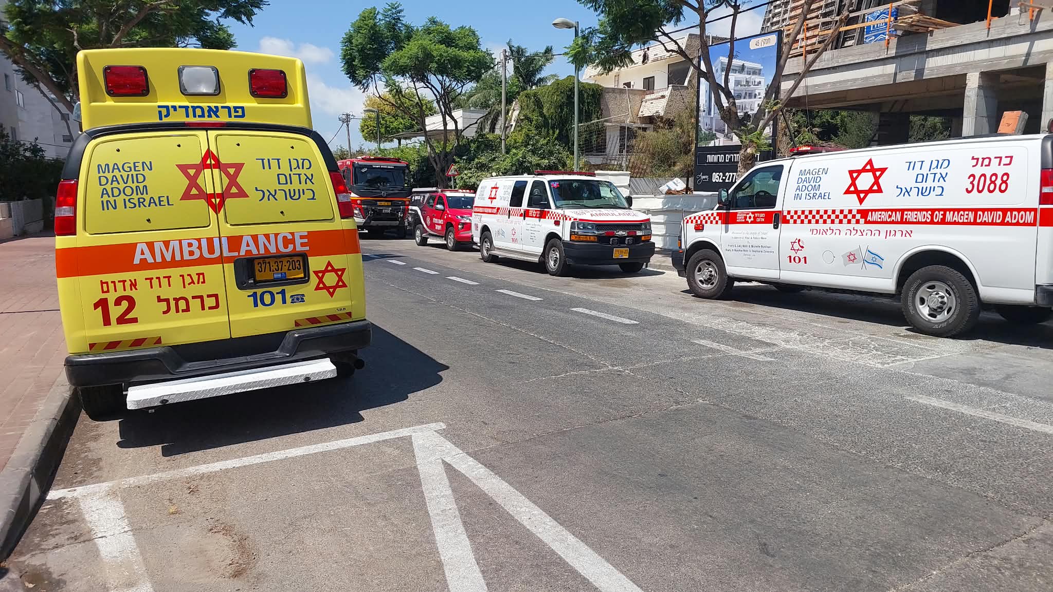 פועל נפל מגובה באתר בנייה בקרית אתא ופונה לבית החולים 23/8/26 (צילום: תיעוד מבצעי מד״א)
