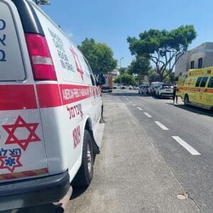 פועל נפל מגובה באתר בנייה בקרית אתא ופונה לבית החולים 23/8/26 (צילום: תיעוד מבצעי מד״א)
