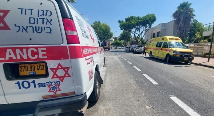 פועל נפל מגובה באתר בנייה בקרית אתא ופונה לבית החולים 23/8/26 (צילום: תיעוד מבצעי מד״א)