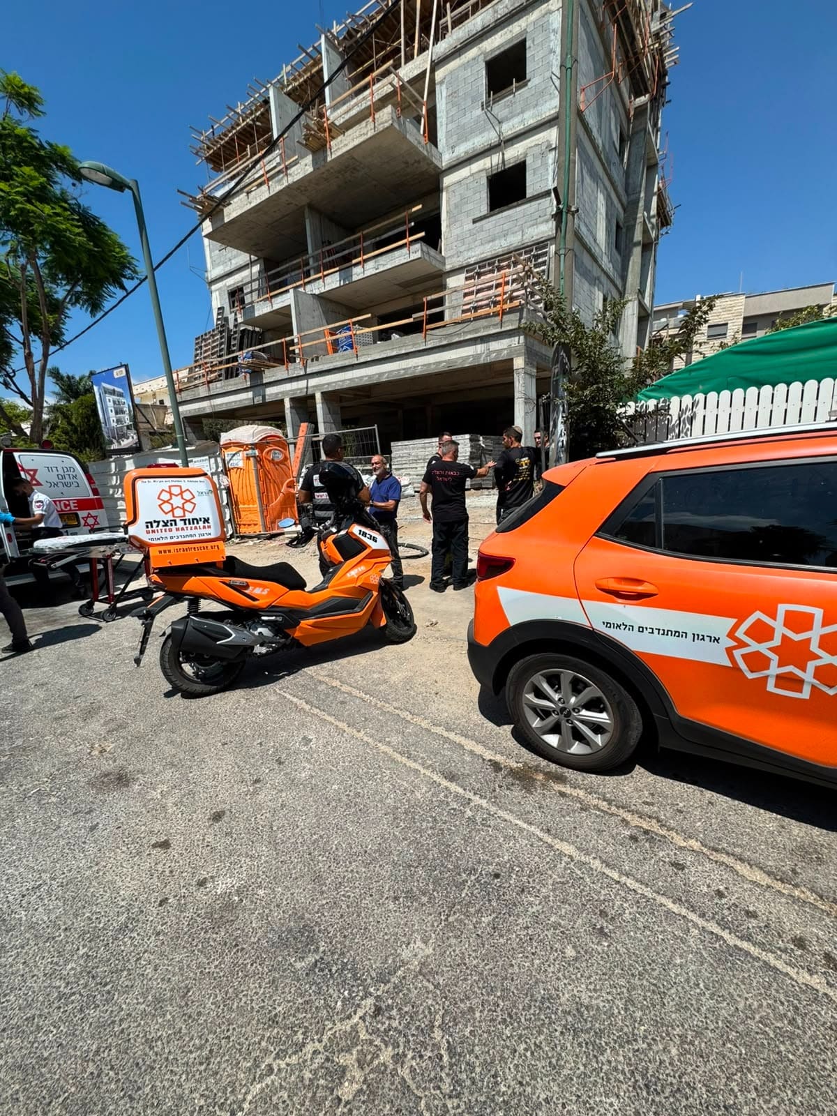 פועל נפל מגובה בקריית אתא (צילום: איחוד הצלה)