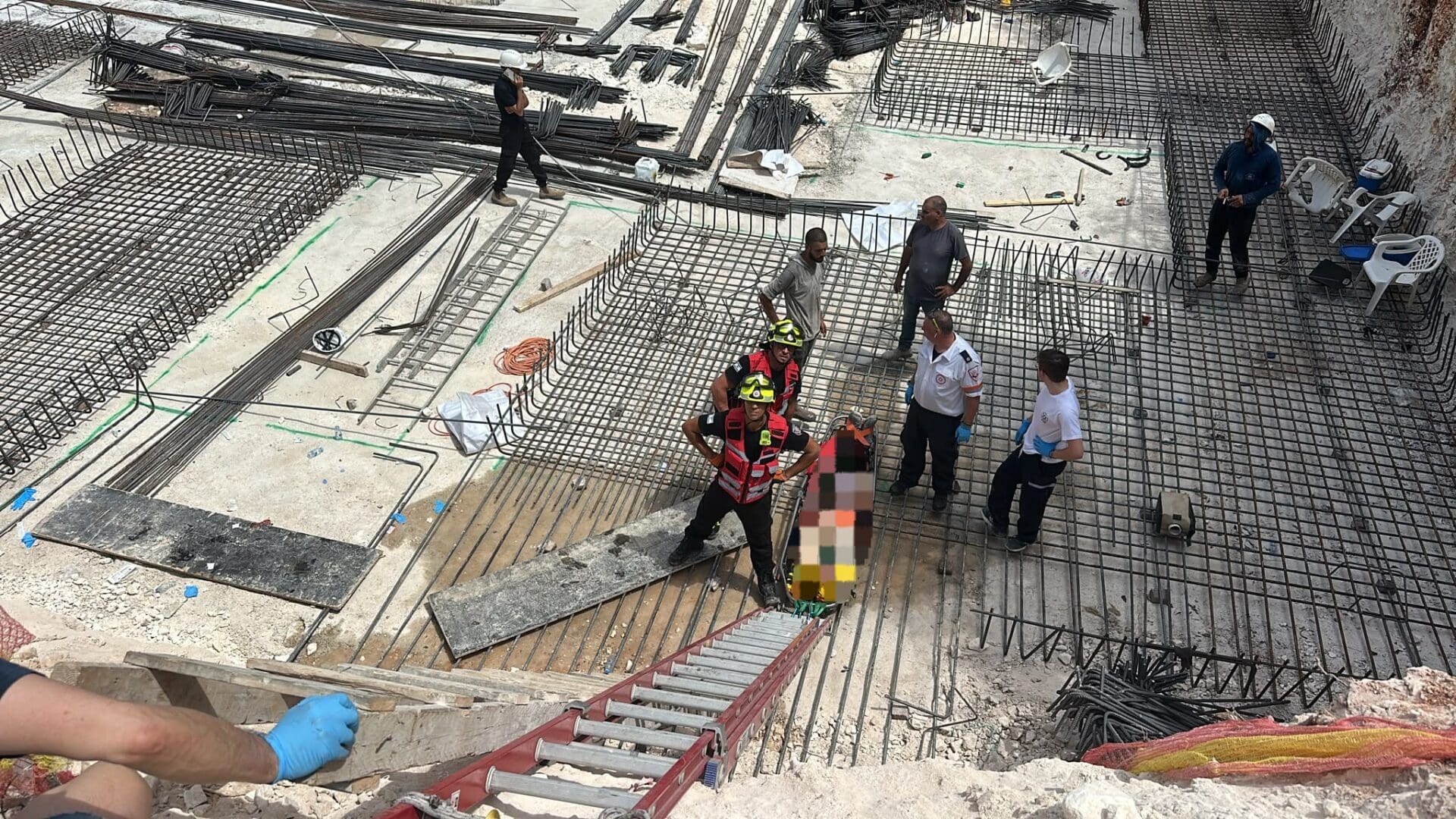 פועל נפל מגובה באתר בניה בחיפה (צילום: כבאות והצלה)