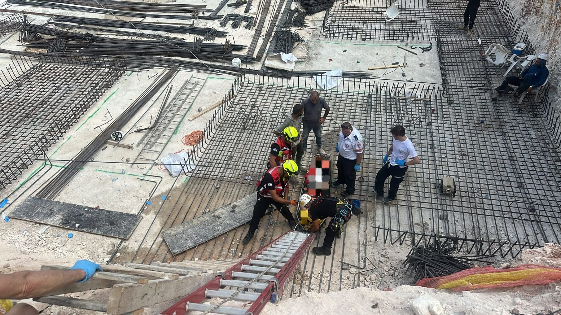 פועל נפל מגובה באתר בניה בחיפה (צילום: כבאות והצלה)