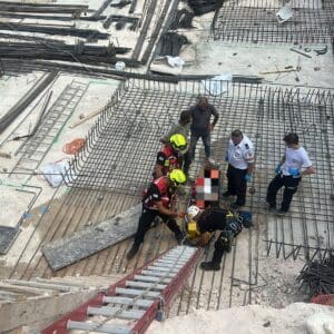 פועל נפל מגובה באתר בניה בחיפה (צילום: כבאות והצלה)