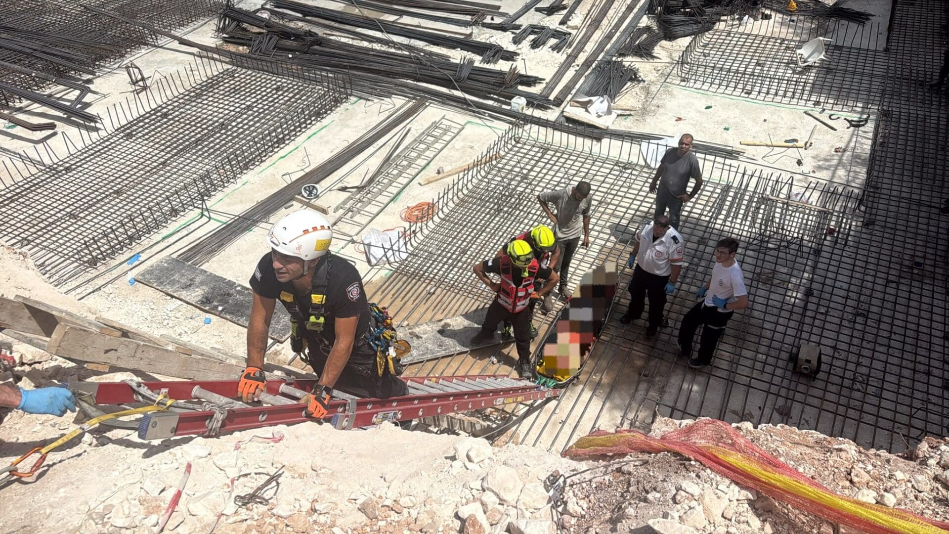 פועל נפל מגובה באתר בניה בחיפה (צילום: כבאות והצלה)