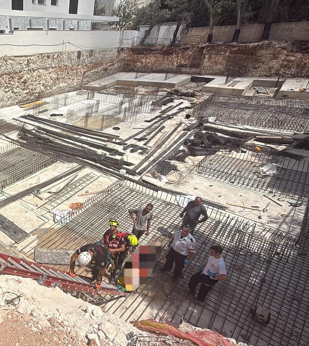 פועל נפל מגובה באתר בניה בחיפה (צילום: כבאות והצלה)