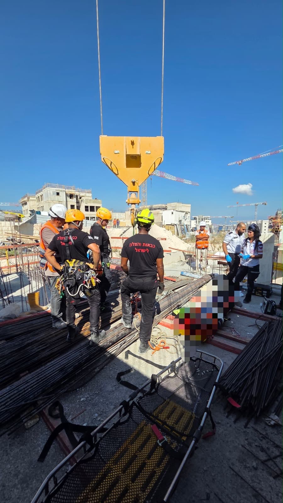 חילוץ פועל שנפל מגובה ברכסים (צילום: כבאות והצלה)