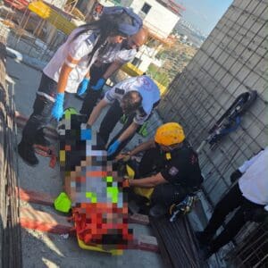 חילוץ פועל שנפל מגובה ברכסים (צילום: כבאות והצלה)