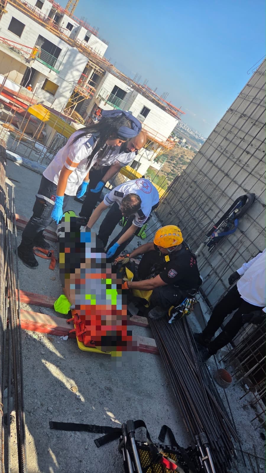 חילוץ פועל שנפל מגובה ברכסים (צילום: כבאות והצלה)