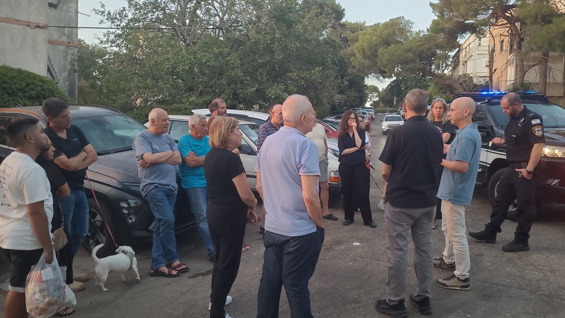 התושבים במפגש ברחוב החורשה (צילום: חי פה בשטח)