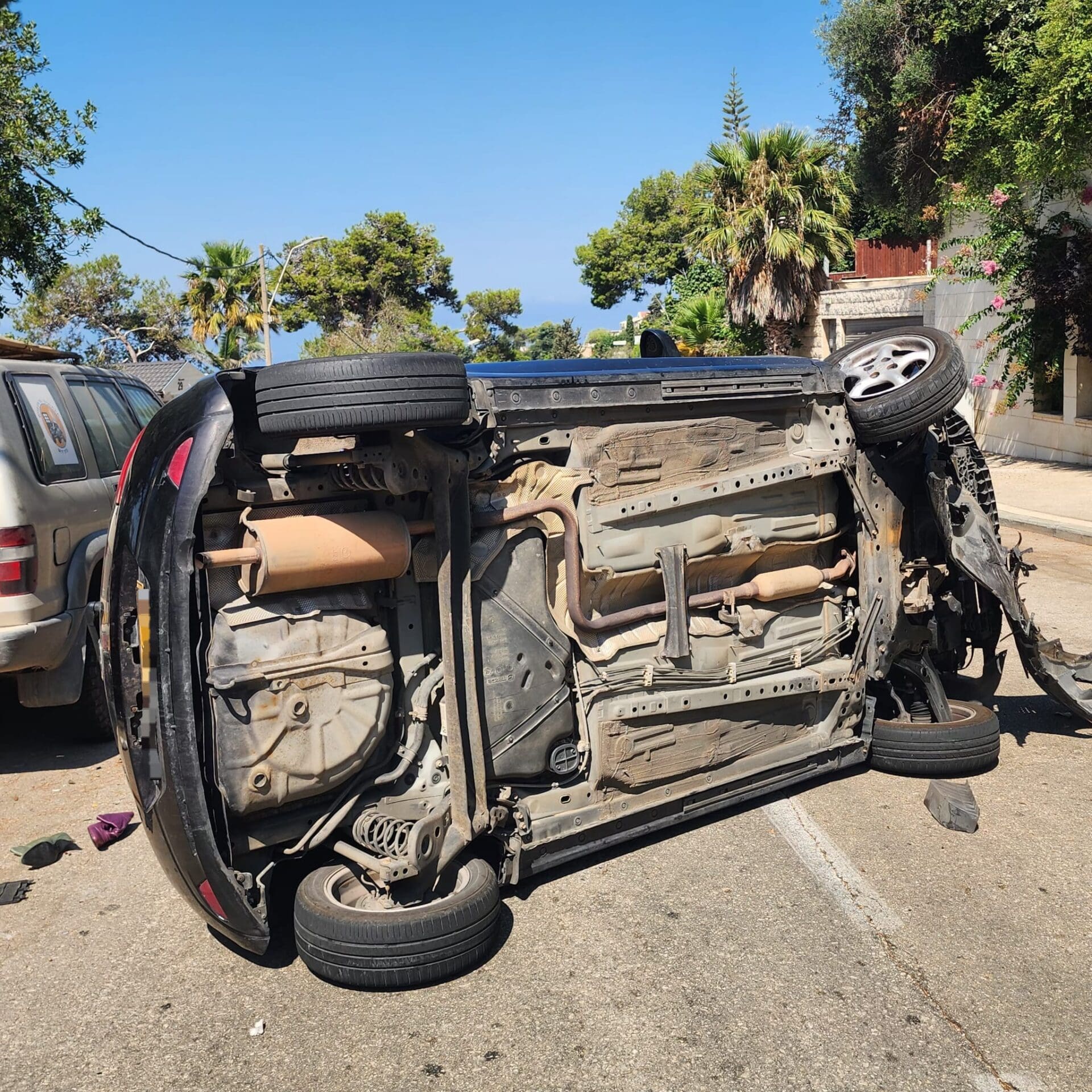 רכב התהפך ברחוב שבדיה בחיפה (צילום: כבאות והצלה)