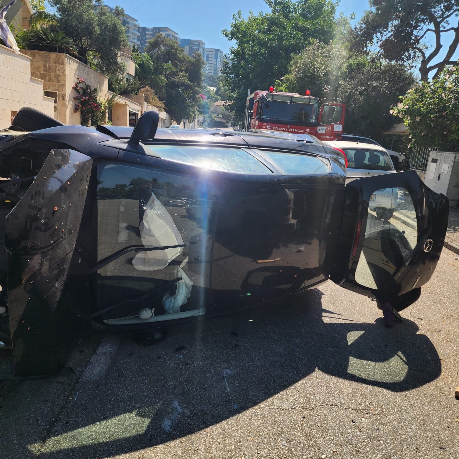 רכב התהפך ברחוב שבדיה בחיפה (צילום: כבאות והצלה)