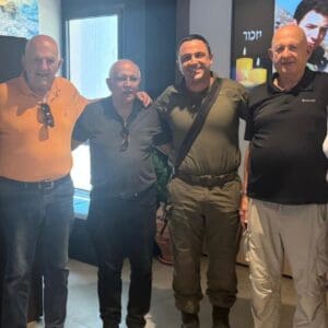 אביגדור קהלני, בביקור במרכז יחד עם שני מפקדי חטיבה 7 לשעבר, תא"ל (מיל') אברהם ברעם ותא"ל (מיל') יום טוב תמיר (צילום: עמותת ברק חטיבה 188)