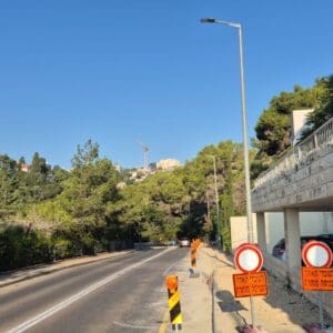 הפסקת העבודות ברחוב מבצע יהונתן (צילום: חי פה בשטח)