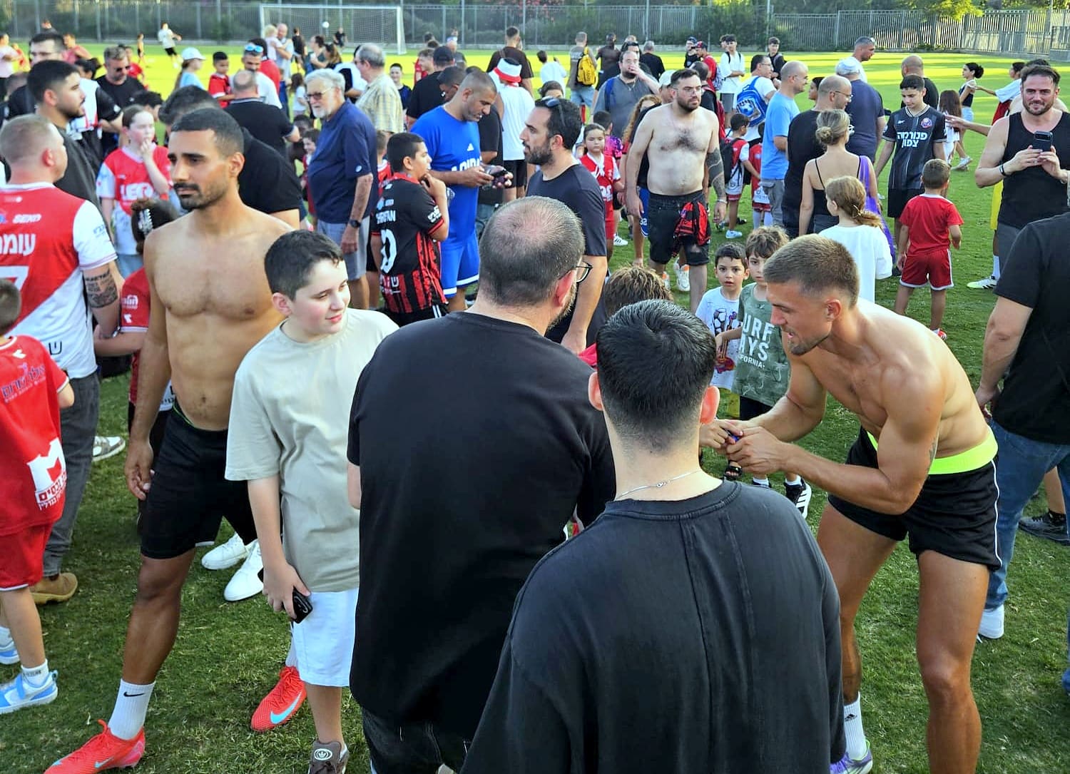 הפועל חיפה: אלף אוהדים אדומים נטלו חלק בהפנינג תחילת העונה (צילום: מועדון הכדורגל הפועל אחוזה חיפה, ארז וקנין).