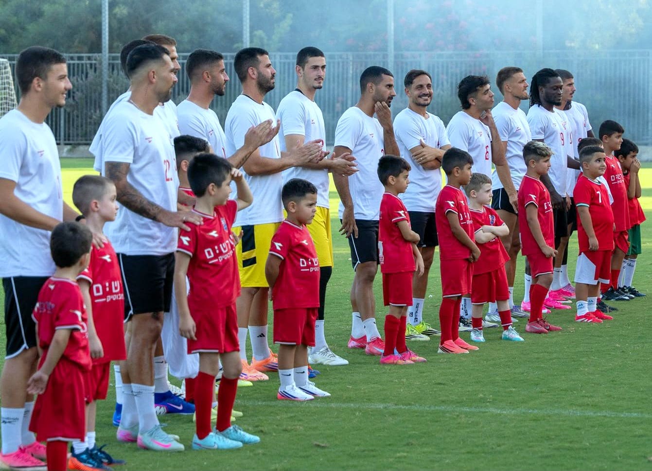 הפועל חיפה: אלף אוהדים אדומים נטלו חלק בהפנינג תחילת העונה (צילום: מועדון הכדורגל הפועל אחוזה חיפה, ארז וקנין).