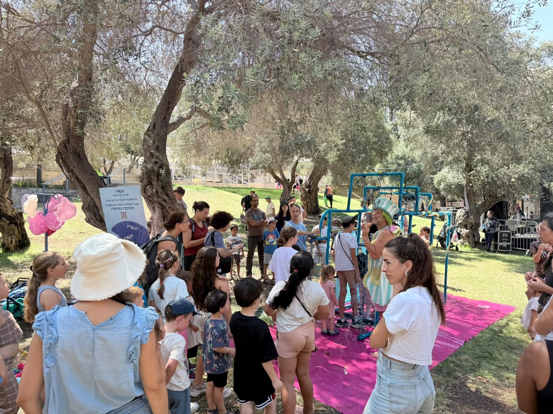 פעילות בחצר תיאטרון חיפה (צילום: מיכל גרובר)