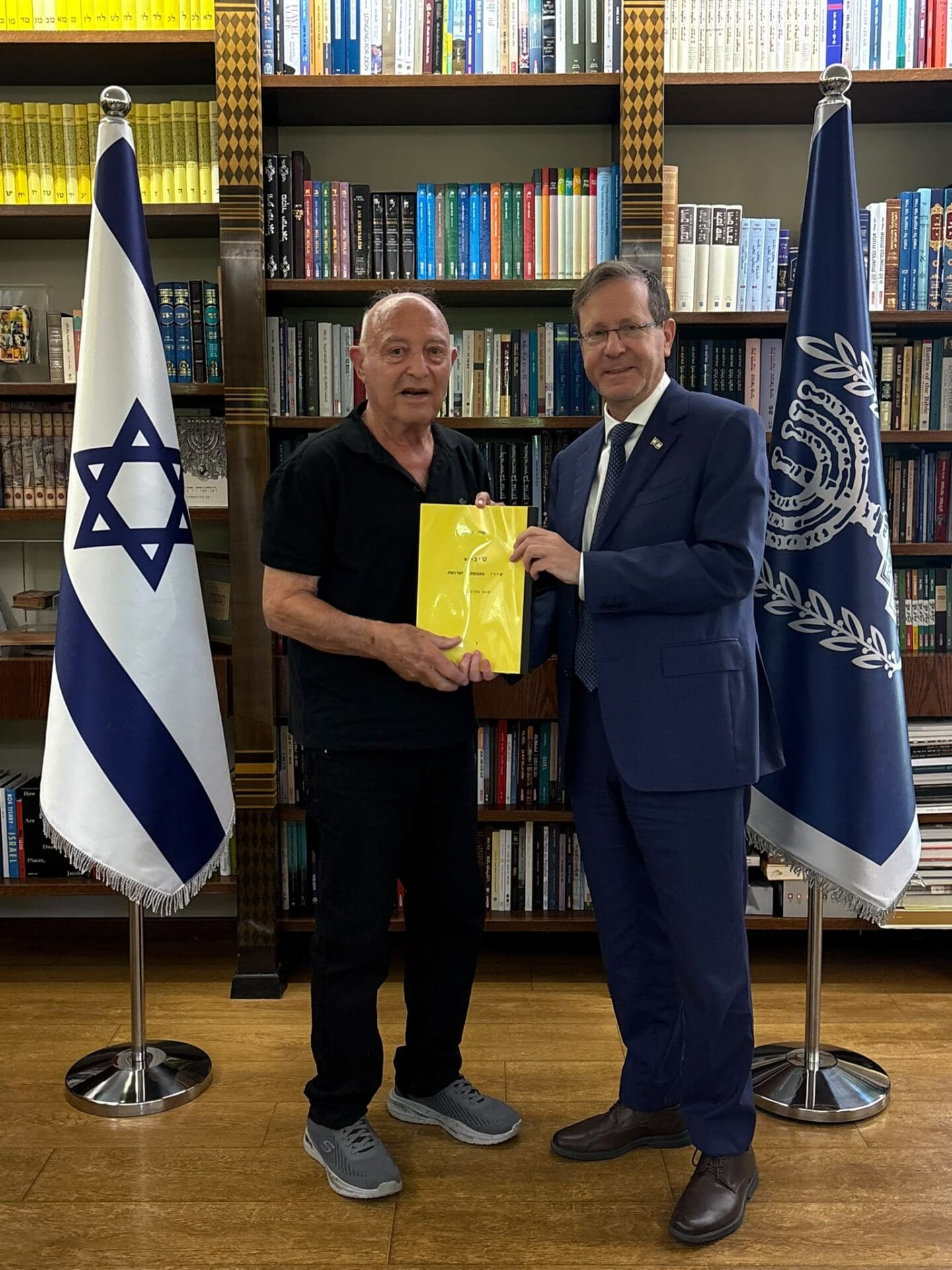 נשיא המדינה, יצחק הרצוג עם אורי שרון וספר השירים (צילום: בית הנשיא)