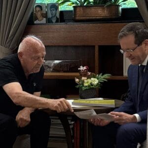 “תכתוב! תכתוב!” • מפגש אישי עם נשיא המדינה אורי שרון מתארח בבית הנשיא, יצחק הרצוג (צילום: בית הנשיא)