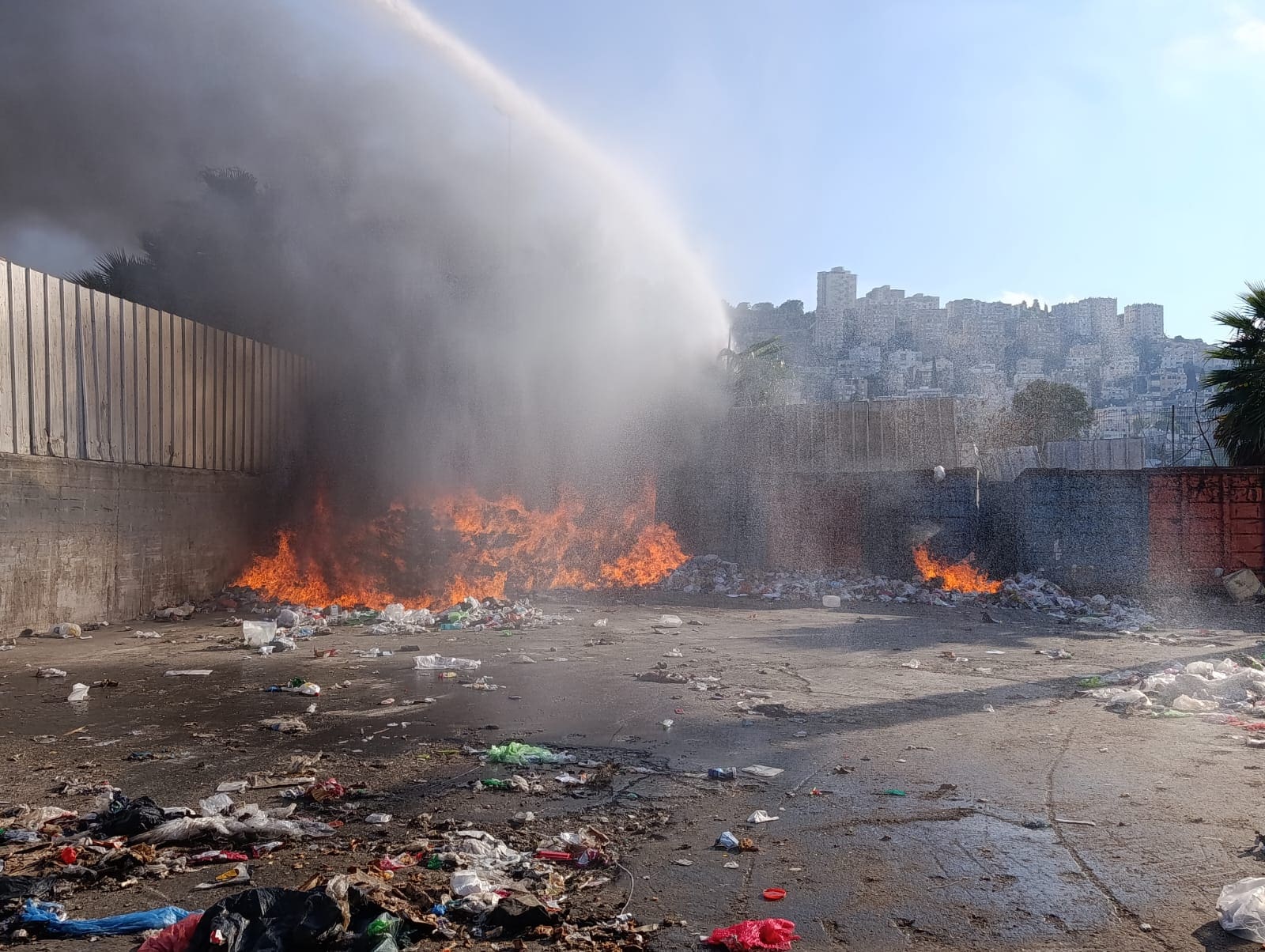 שריפה באתר פסולת בחיפה – לוחמי האש מנעו התפשטות למוסך הרכבת - דוברות כבאות והצלה לישראל | מחוז חוף 27/8/26 (צילום: כבאות והצלה לישראל)