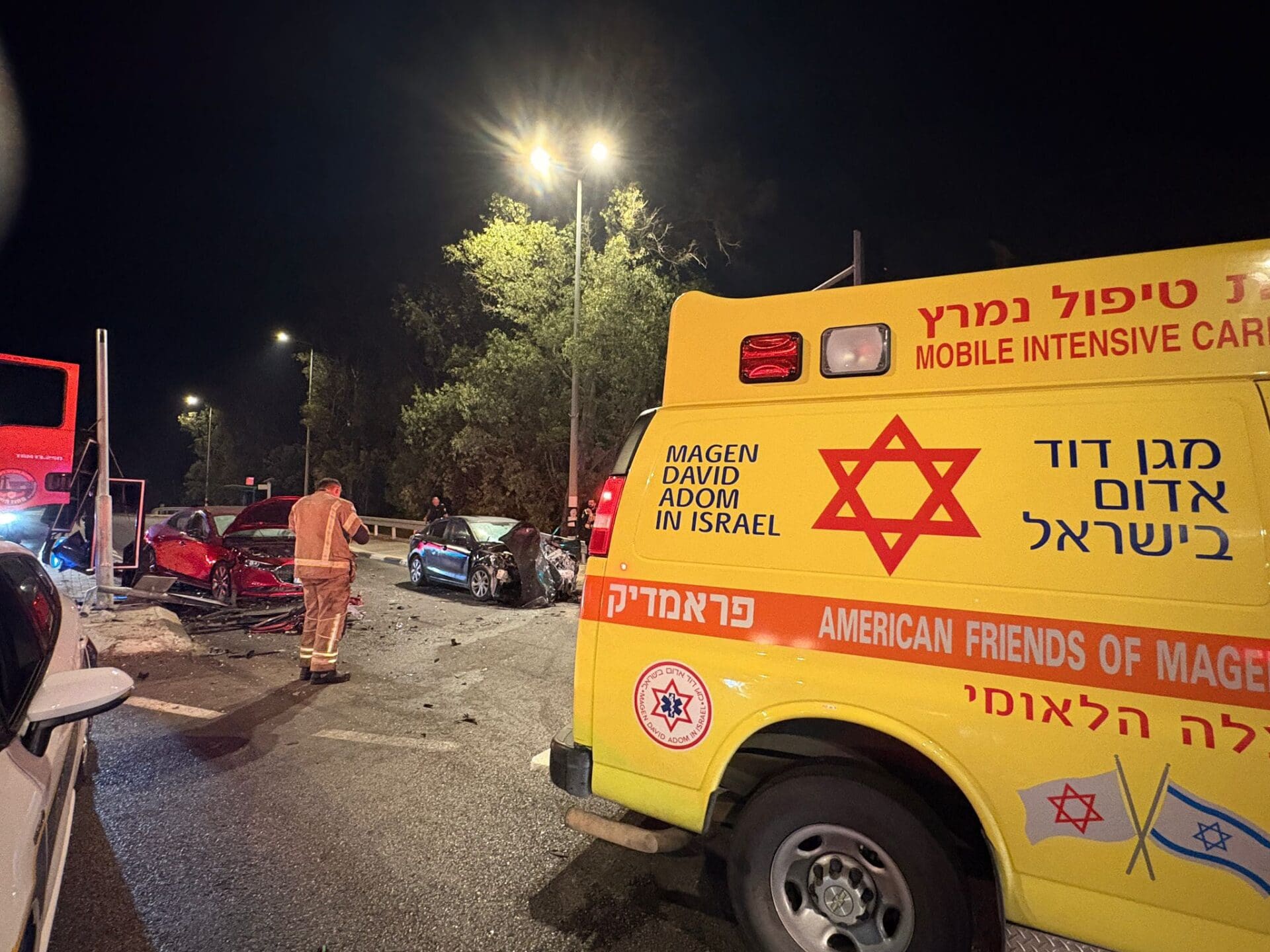 תאונה קשה בכביש 4 סמוך לעין כרמל – שני פצועים פונו לרמב״ם 28/8/26 (צילום: תיעוד מבצעי מד״א)