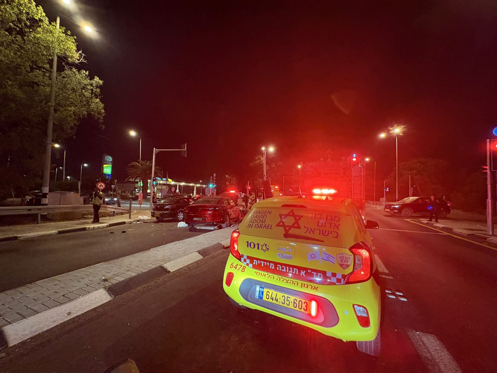 תאונה קשה בכביש 4 סמוך לעין כרמל – שני פצועים פונו לרמב״ם 28/8/26 (צילום: תיעוד מבצעי מד״א)