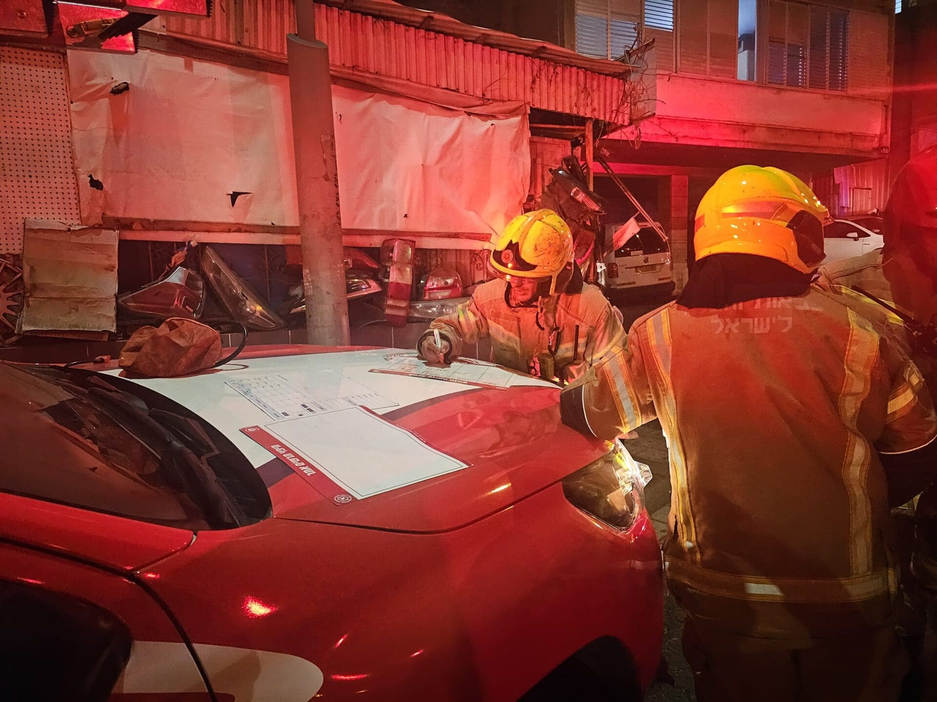 שריפה במבנה מגורים ברחוב הרצל בחיפה: לכודה חולצה במצב בינוני - דוברות כבאות והצלה לישראל | מחוז חוף 28/8/26 (צילום: כבאות והצלה לישראל)
