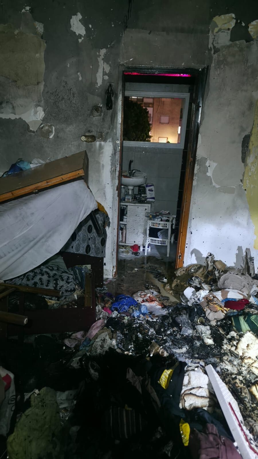 שריפה במבנה מגורים ברחוב הרצל בחיפה: לכודה חולצה במצב בינוני (צילום: כבאות והצלה)
