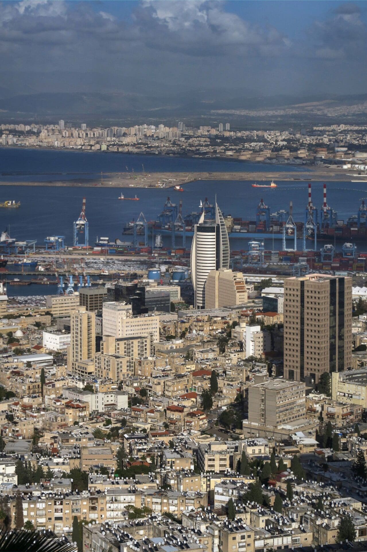 כלכלי ( צילום: יעקב רובCHAT GPT )