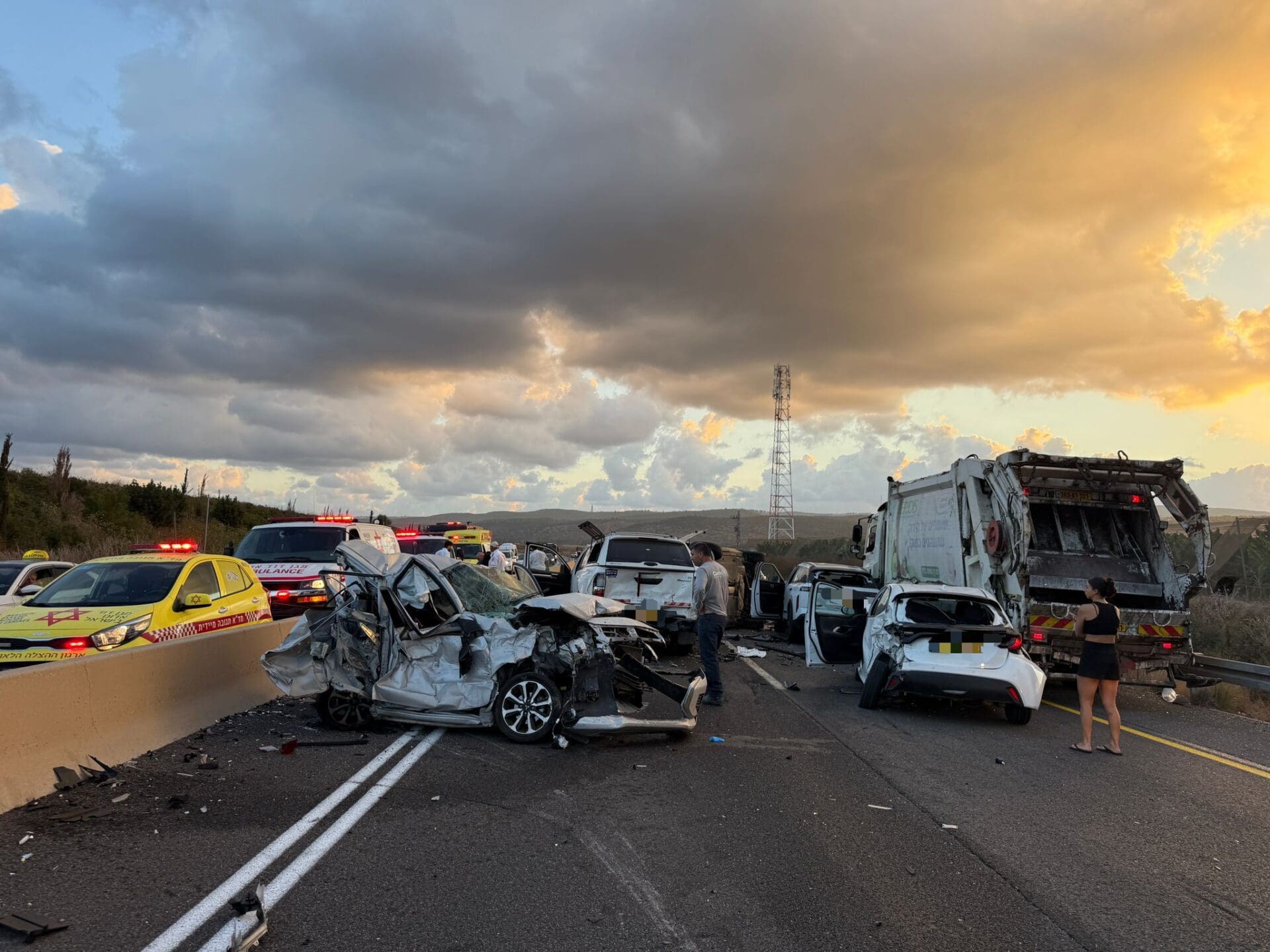 אישה נהרגה ופצועים נוספים בתאונת שרשרת בכביש 2 סמוך לעתלית 30/8/26 (צילום: מד״א)