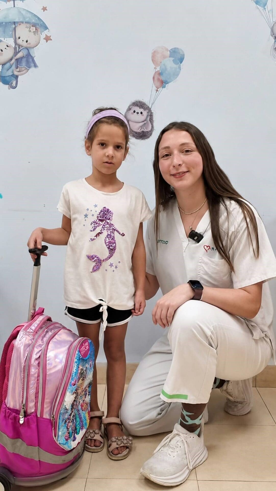 תמר פליישר פיזיותרפיסטית מכרמל עם הילדה טלי (צילום – אלי דדון וסופי נבחוב - דוברות כרמל) 