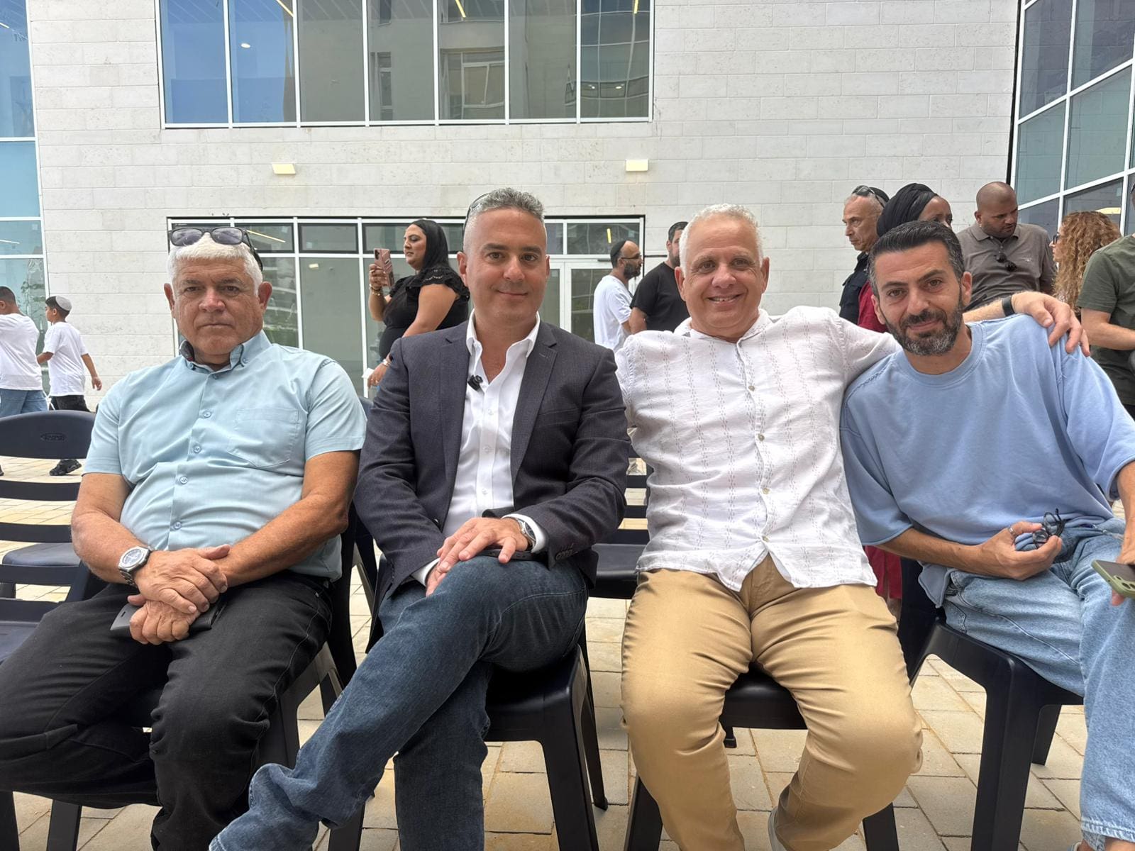 טירת כרמל פתחה את שנת הלימודים תשפ״ז במבנה חינוך חדש - מימין לשמאל: לירון עג׳מי, יו״ר וועד ההורים העירוני | דני פסלר, מנהל אגף החינוך | דודו כהן, ראש העיר | יאיר סיידה, סגן ראש העיר 1/9/26 (צילום: דוברות עיריית טירת כרמל)