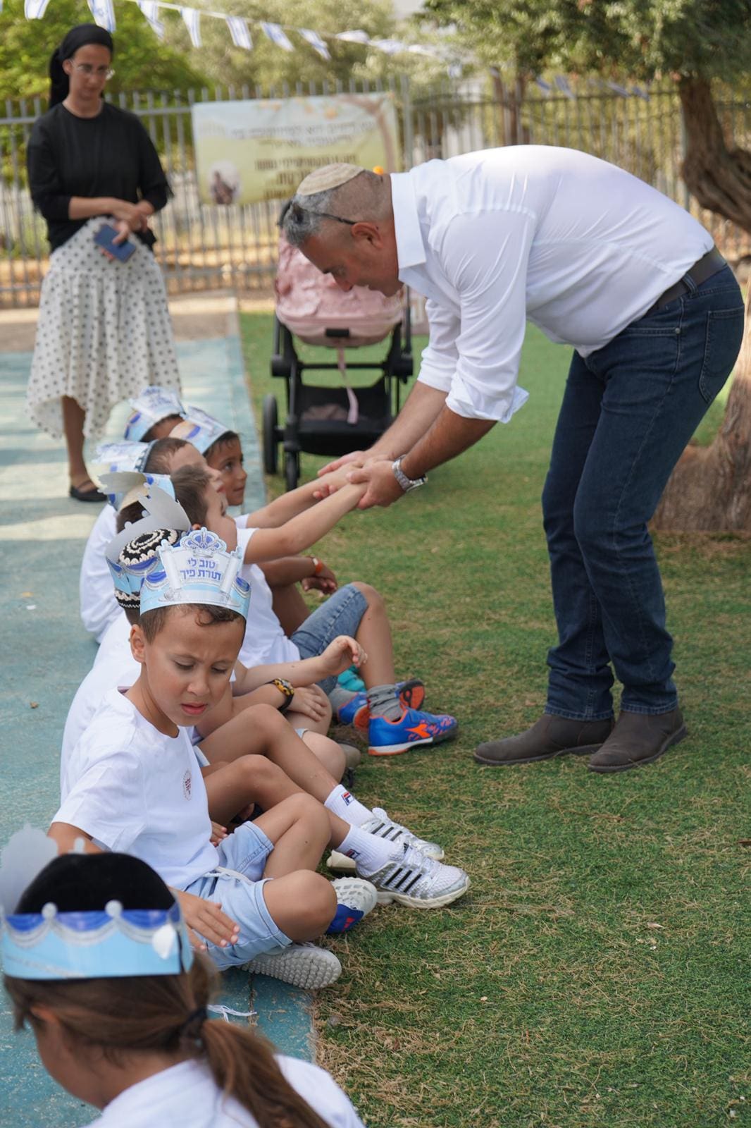 שנת הלימודים תשפ״ז נפתחה בטירת כרמל עם מספר שיא של תלמידים - ראש עיריית טירת כרמל דודו כהן בבית ספר ״כנפי אלישע״ 1/9/26 (צילום: אור טולדנו סושיאל, דוברות עיריית טירת כרמל)