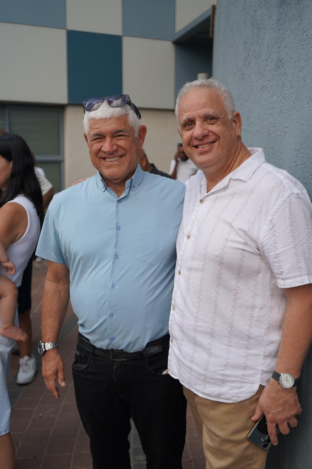שנת הלימודים תשפ״ז נפתחה בטירת כרמל עם מספר שיא של תלמידים - דני פסלר, מנהל אגף החינוך ויאיר סיידה, סגן ראש העיר בבית ספר החותרים 1/9/26 (צילום: אור טולדנו סושיאל, דוברות עיריית טירת כרמל)