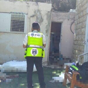 אדם אותר ללא רוח חיים ברחוב ירושלים בחיפה - מתנדבי זק״א מחוז צפון, מטפלים בכבוד המת בזירה בה אותר אדם מספר ימים לאחר מותו ללא רוח חיים ברחוב ירושלים בחיפה. 2/9/26 (צילום: דוברות זק״א)