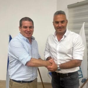 רו״ח אורי שרון מונה לגזבר עיריית טירת כרמל - ראש עיריית טירת כרמל דודו כהן וגזבר עיריית טירת כרמל הנכנס, אורי שרון 2/9/26 (צילום: דוברות עיריית טירת כרמל)