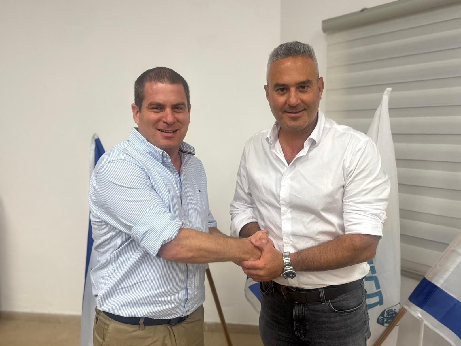 רו״ח אורי שרון מונה לגזבר עיריית טירת כרמל - ראש עיריית טירת כרמל דודו כהן וגזבר עיריית טירת כרמל הנכנס, אורי שרון 2/9/26 (צילום: דוברות עיריית טירת כרמל)