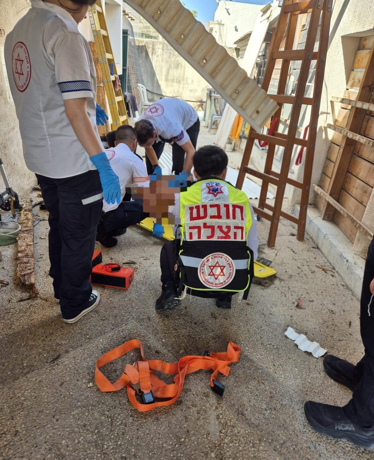 קרית אתא: גבר פונה במצב בינוני לאחר שנפל מפרגולה שקרסה במהלך בניית סוכה (צילום: ארגון הצלה)