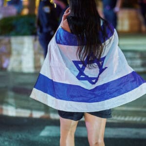 מחאה במושבה הגרמנית בחיפה: קריאות נגד הלחימה לצד הפגנת נגד