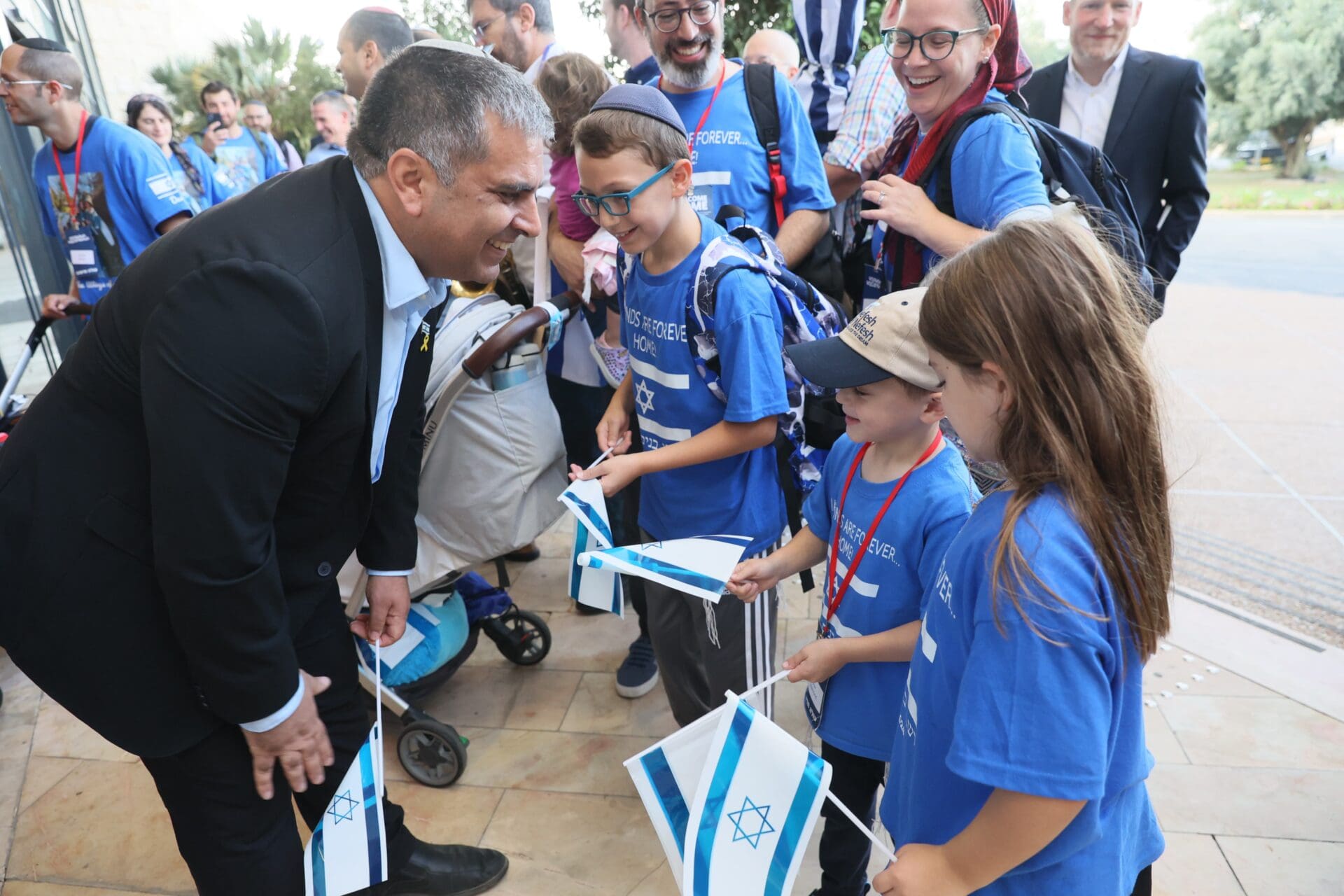 שר העלייה והקליטה אופיר סופר עם ילדים עולים (צילום: סיוון שחור)