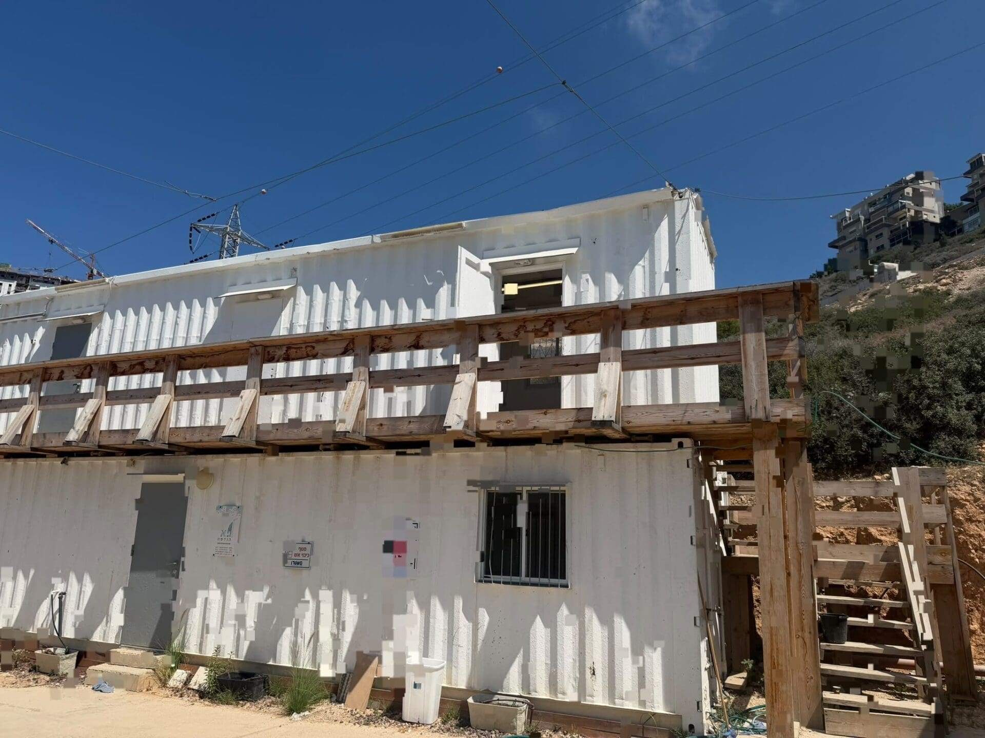 11 שוהים בלתי חוקיים אותרו מסתתרים בתוך מכולה בחיפה 7/9/26 (צילום: דוברות המשטרה)
