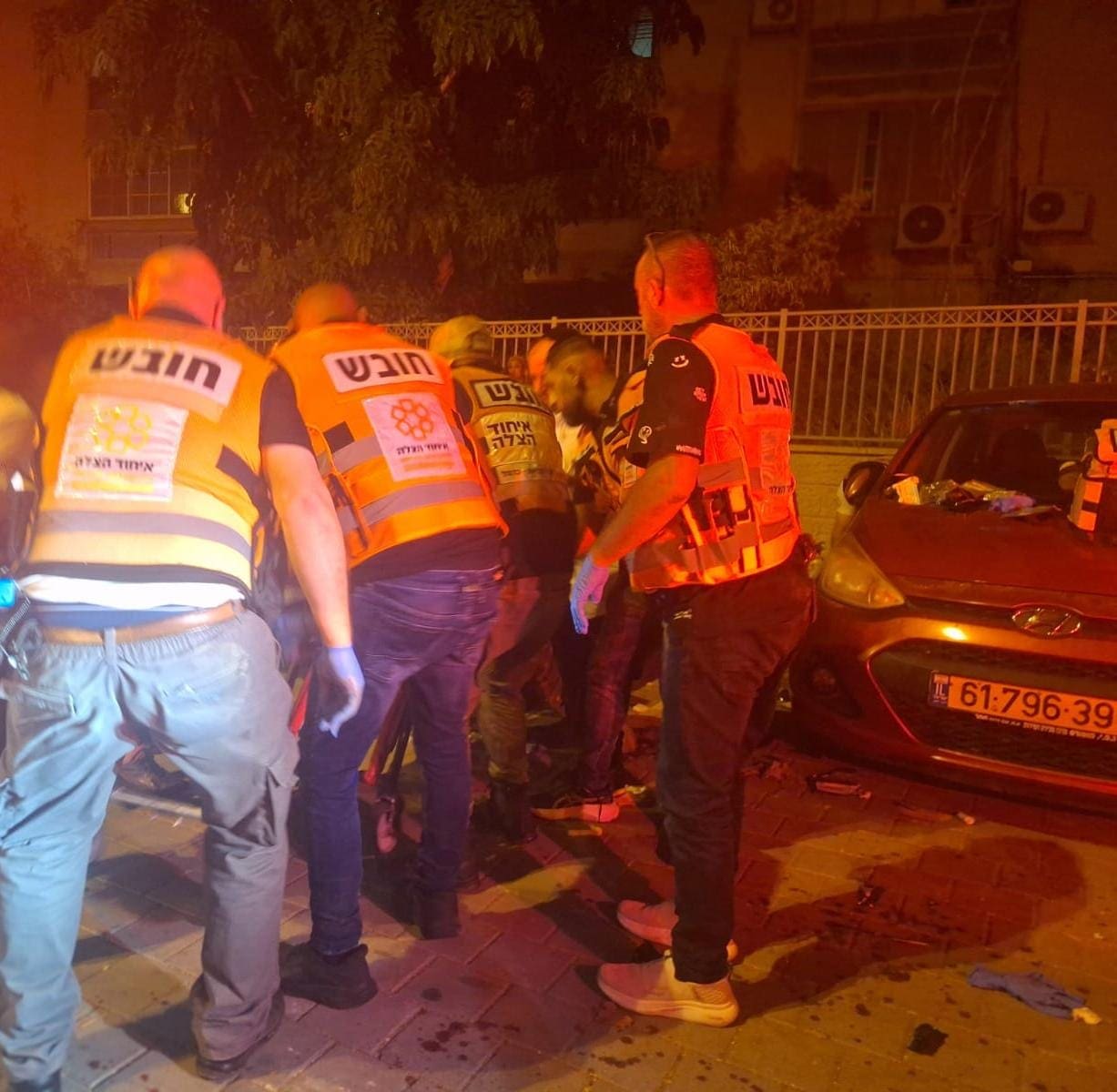 קרית אתא: שני צעירים נפצעו באירועי אלימות נפרדים - צוותי הרפואה של איחוד הצלה העניקו טיפול ראשוני לגבר (בן 25) שנפצע ברחוב סירקין בקרית אתא. 8/9/26 (צילום: דוברות איחוד הצלה - מחוז צפון)