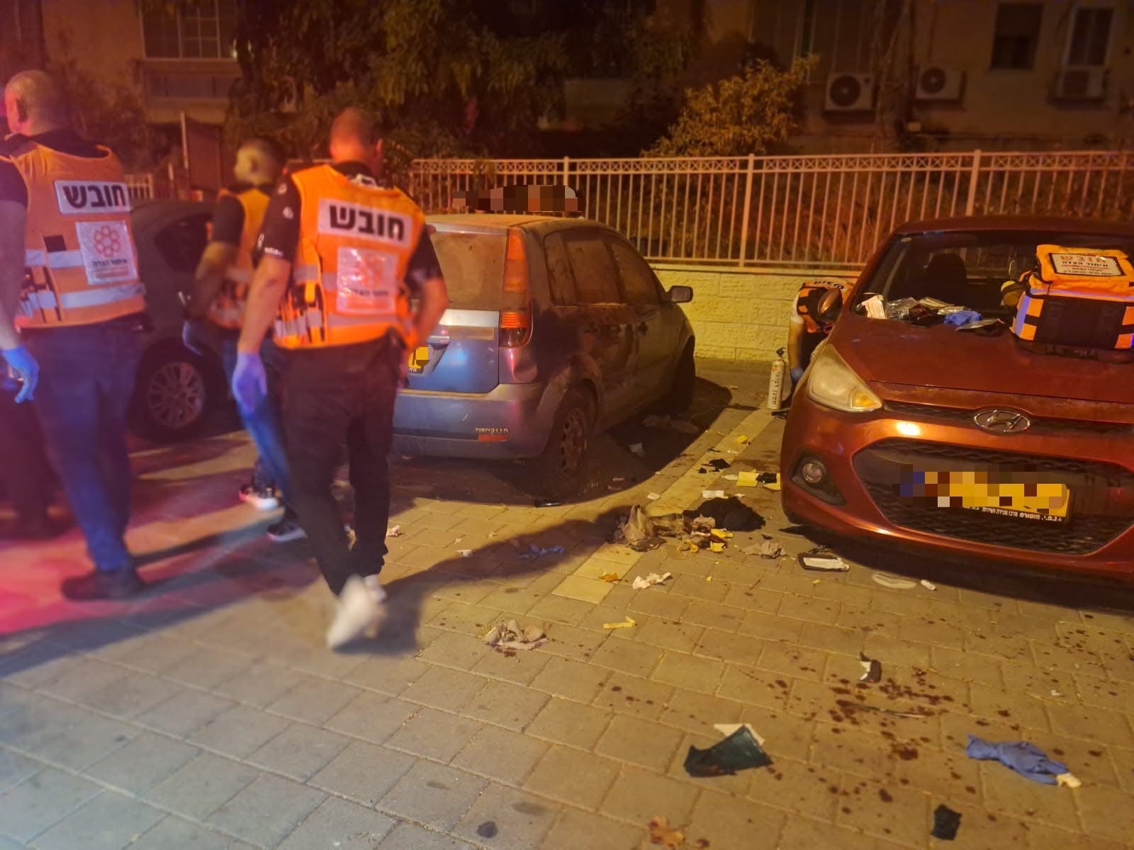 קרית אתא: שני צעירים נפצעו באירועי אלימות נפרדים - צוותי הרפואה של איחוד הצלה העניקו טיפול ראשוני לגבר (בן 25) שנפצע ברחוב סירקין בקרית אתא. 8/9/26 (צילום: דוברות איחוד הצלה - מחוז צפון)
