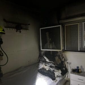 ארבעה נפגעו בשרפה שפרצה בדירת מגורים בטירת כרמל - דוברות כבאות והצלה לישראל | מחוז חוף 8/9/26 (צילום: כבאות והצלה לישראל)