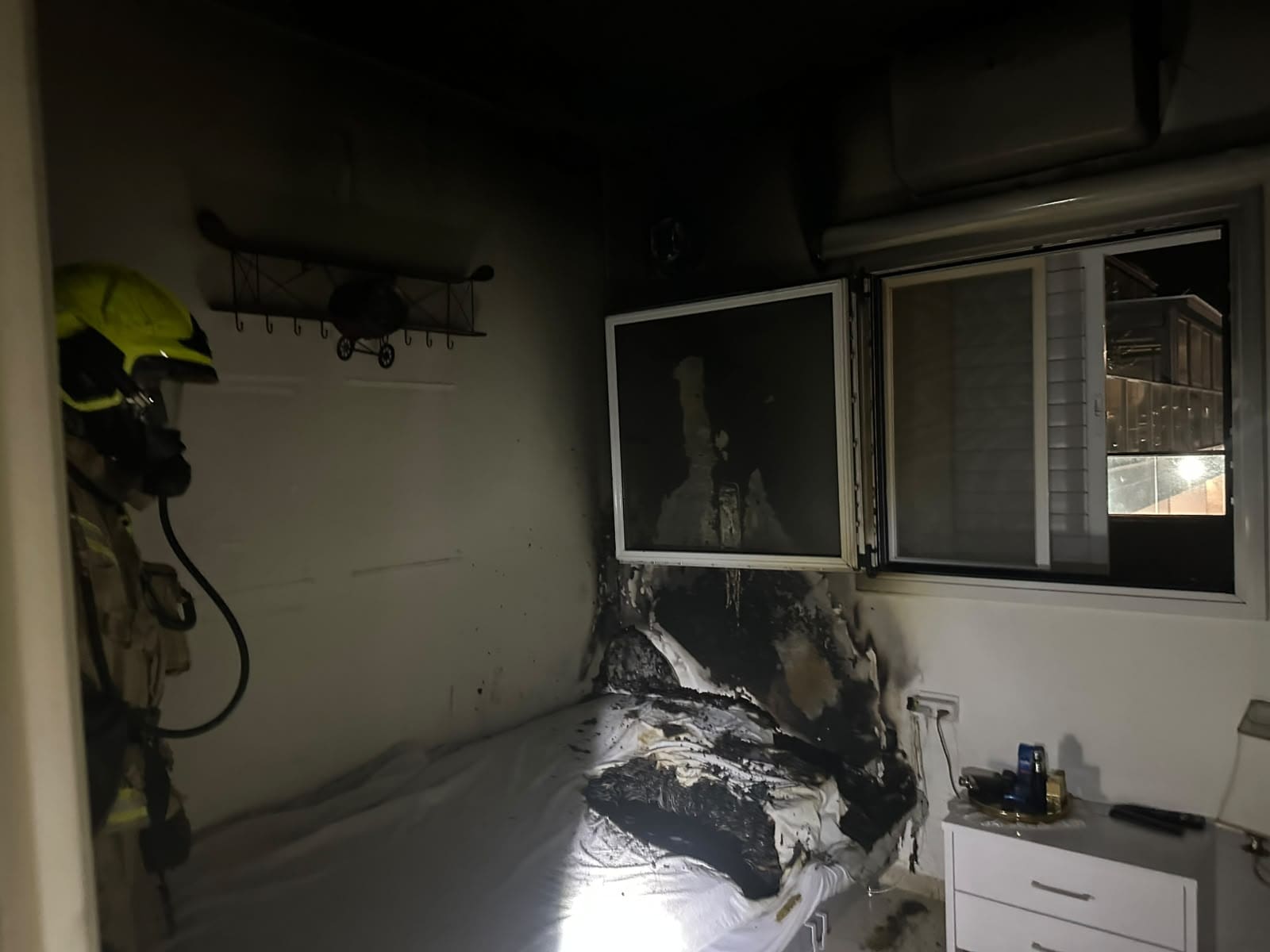 ארבעה נפגעו בשרפה שפרצה בדירת מגורים בטירת כרמל - דוברות כבאות והצלה לישראל | מחוז חוף 8/9/26 (צילום: כבאות והצלה לישראל)