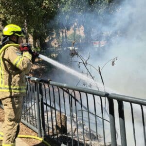 שריפת חורש פרצה בשכונת הדר בחיפה סמוך לבתי מגורים 8/9/26 (צילום: כבאות והצלה לישראל)
