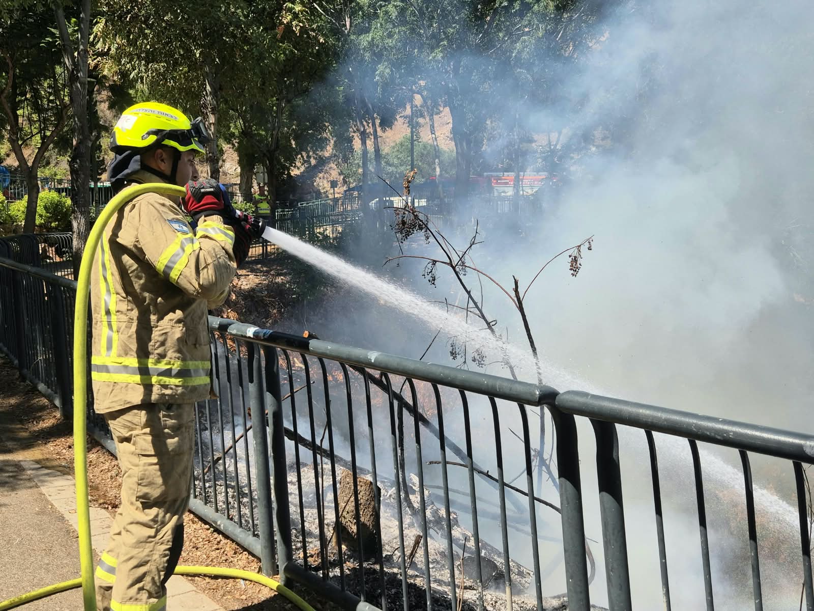 שריפת חורש פרצה בשכונת הדר בחיפה סמוך לבתי מגורים 8/9/26 (צילום: כבאות והצלה לישראל)