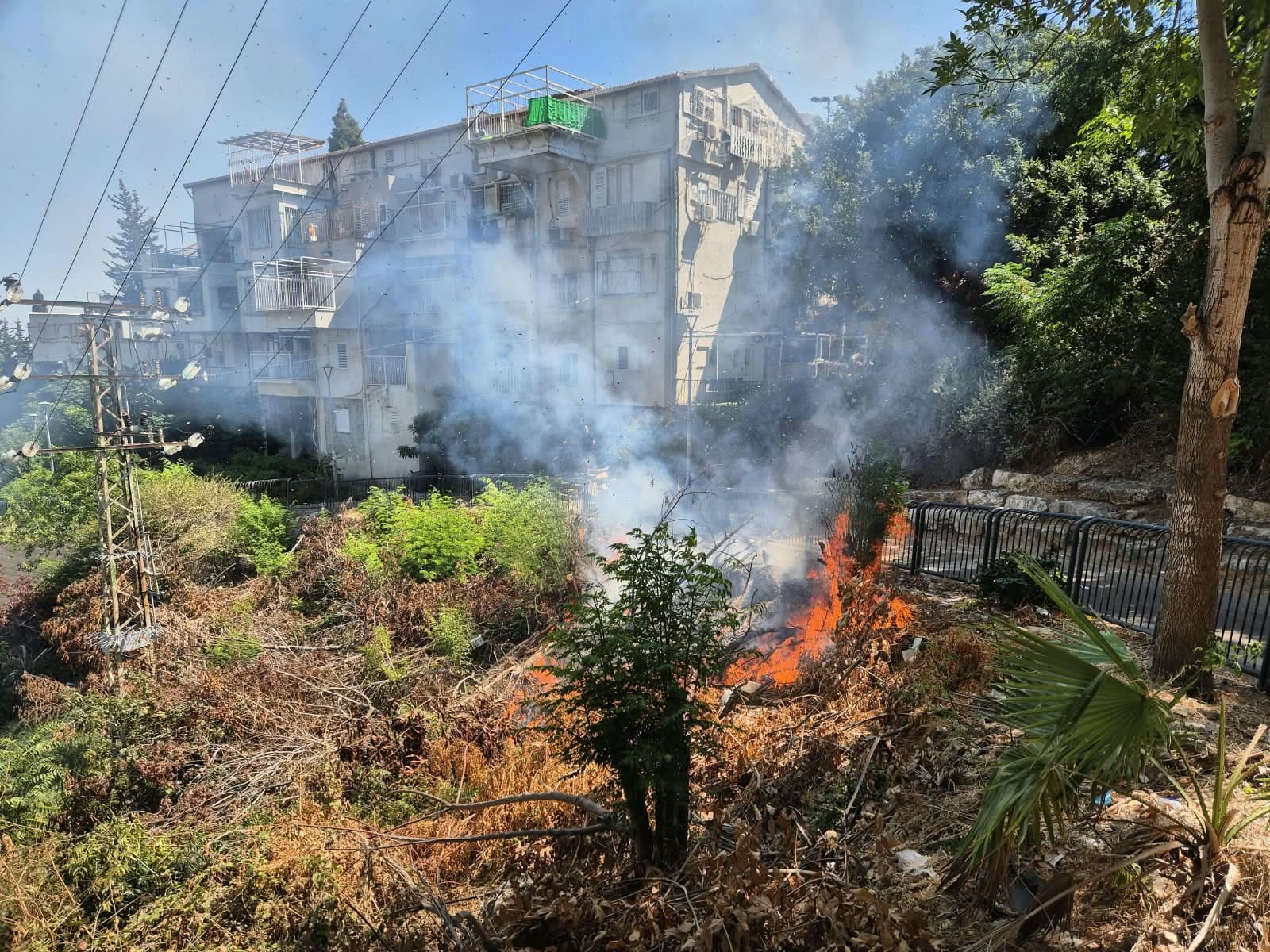 שריפת חורש פרצה בשכונת הדר בחיפה סמוך לבתי מגורים 8/9/26 (צילום: כבאות והצלה לישראל)