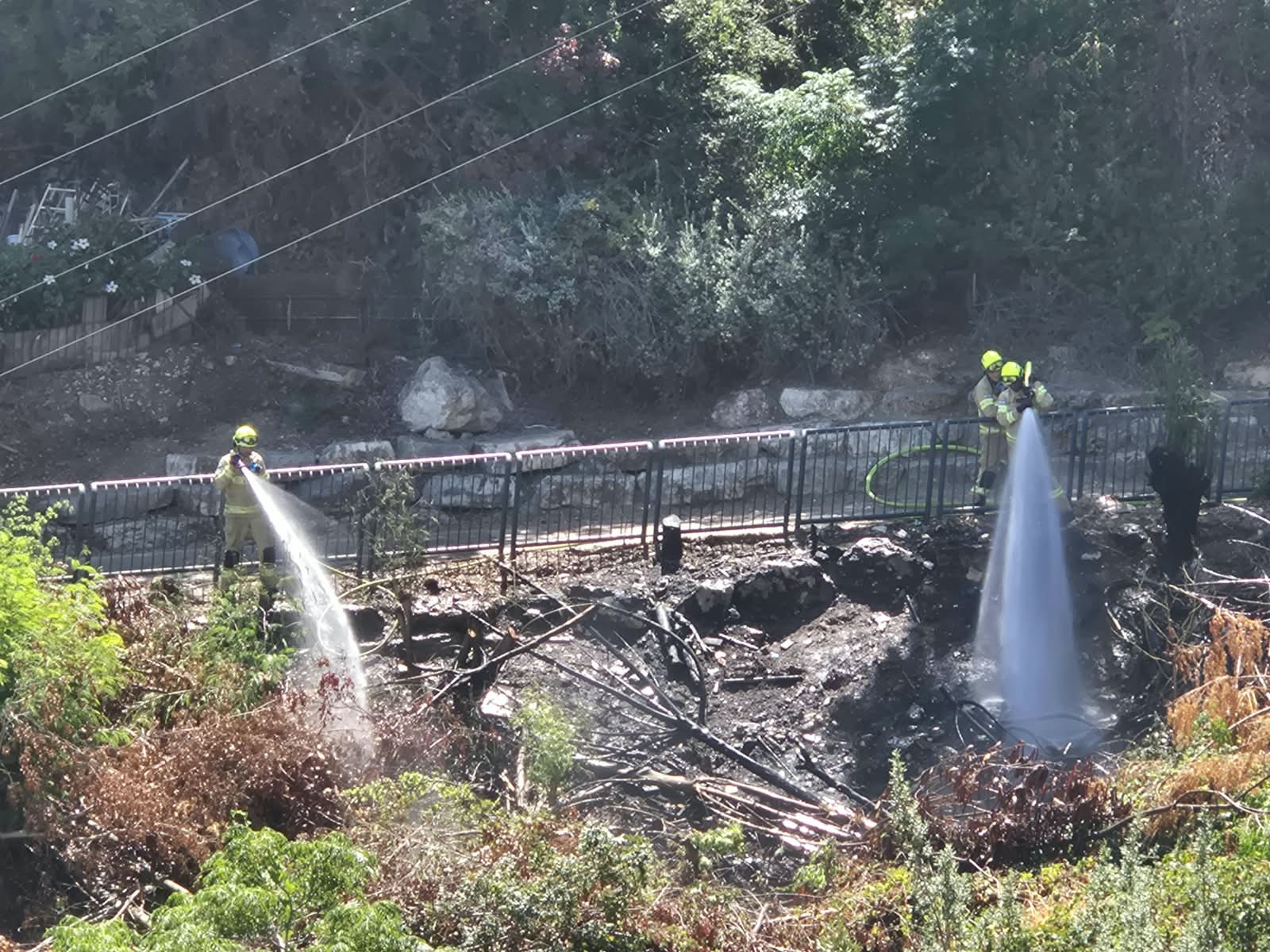 שריפת חורש פרצה בשכונת הדר בחיפה סמוך לבתי מגורים 8/9/26 (צילום: כבאות והצלה לישראל)