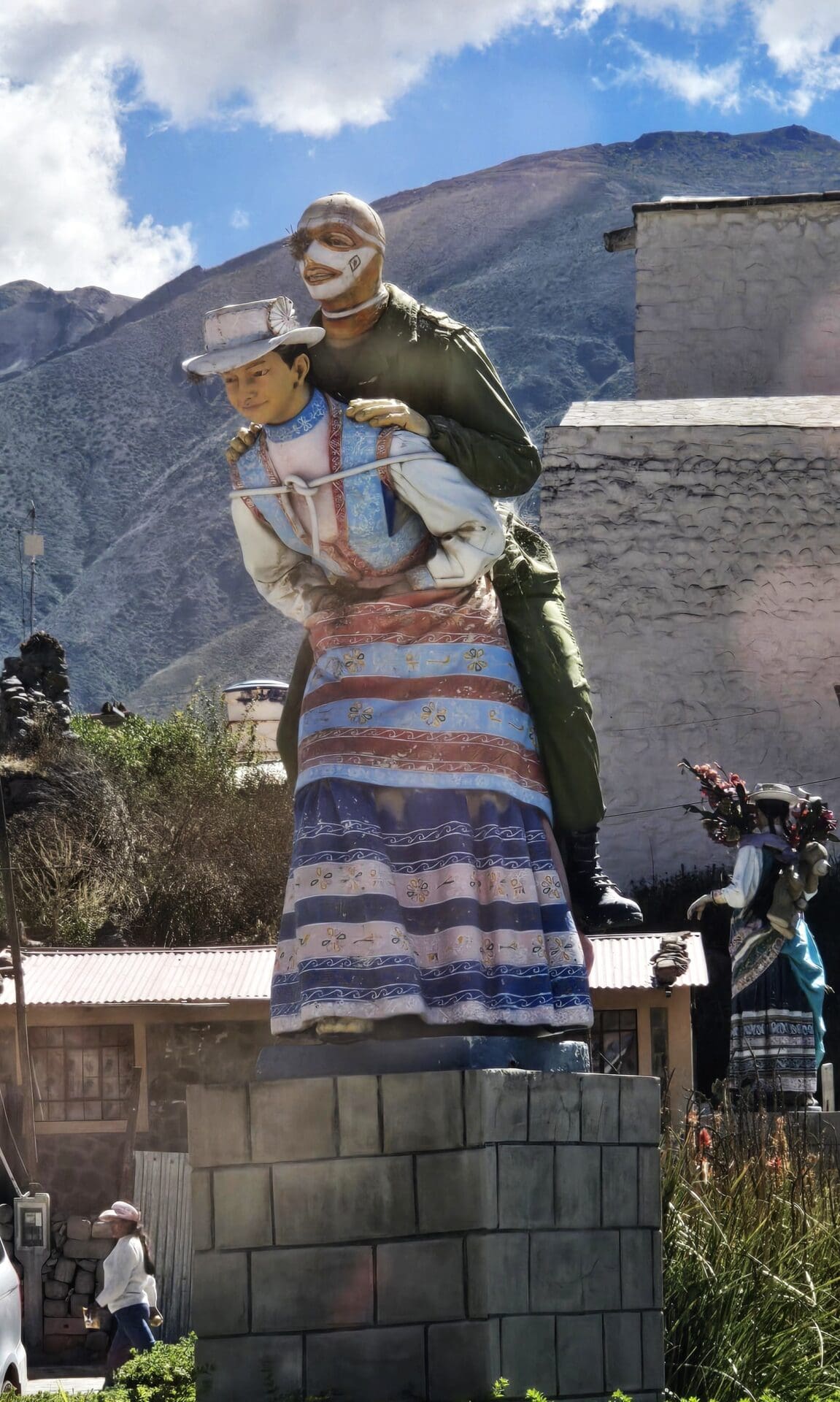פסל אישה הנושאת על גבה חייל (צילום: אביגדור קורנבוים)